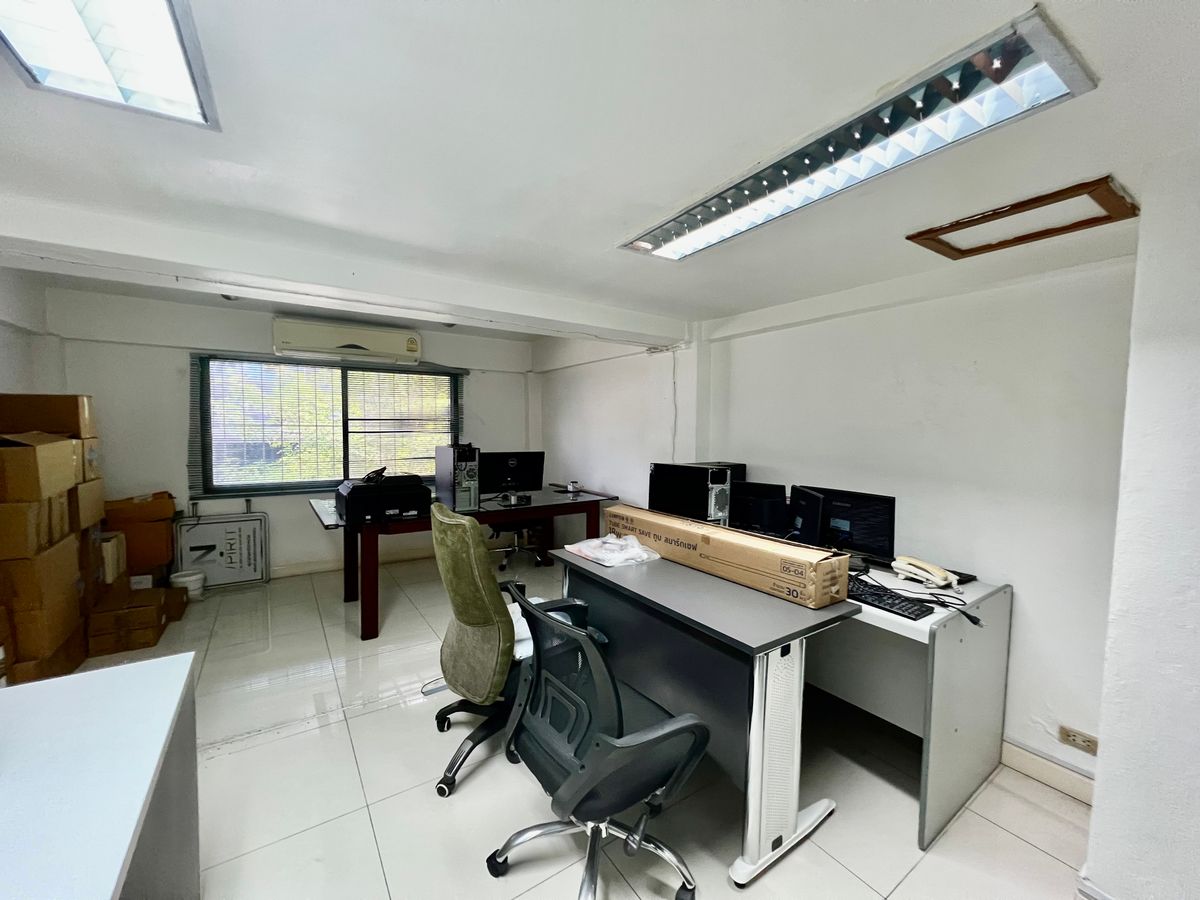 For SaleHome OfficeKaset Nawamin,Ladplakao : For Sale: 5-Storey Corner Commercial Building in Sena District | Fully Renovated, Prime Location, Ready for Business or Investment | High Rental Yield 6%++
