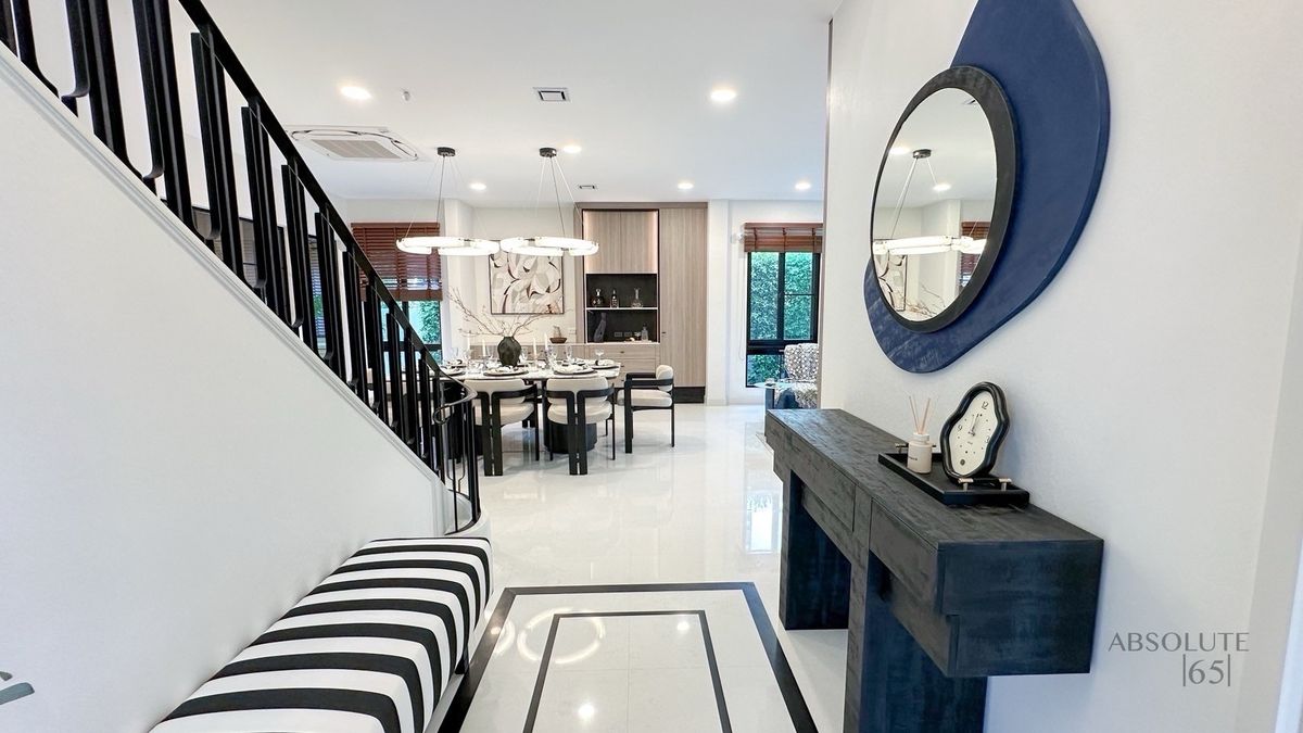 For RentHousePattanakan, Srinakarin : 📢 Luxury Detached Home.Fully furnished, move-in ready, located near top international schools. Convenient access via multiple main roads and expressways.