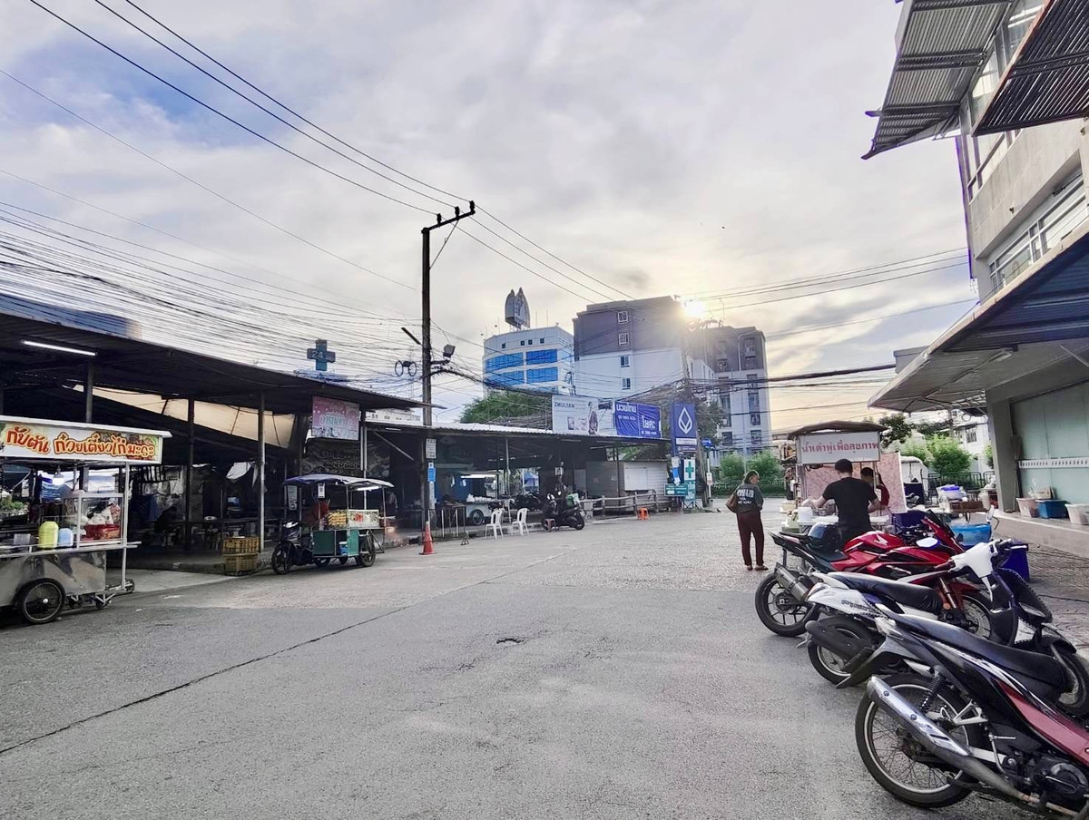 For SaleHome OfficeKaset Nawamin,Ladplakao : For Sale: 5-Storey Corner Commercial Building in Sena District | Fully Renovated, Prime Location, Ready for Business or Investment | High Rental Yield 6%++