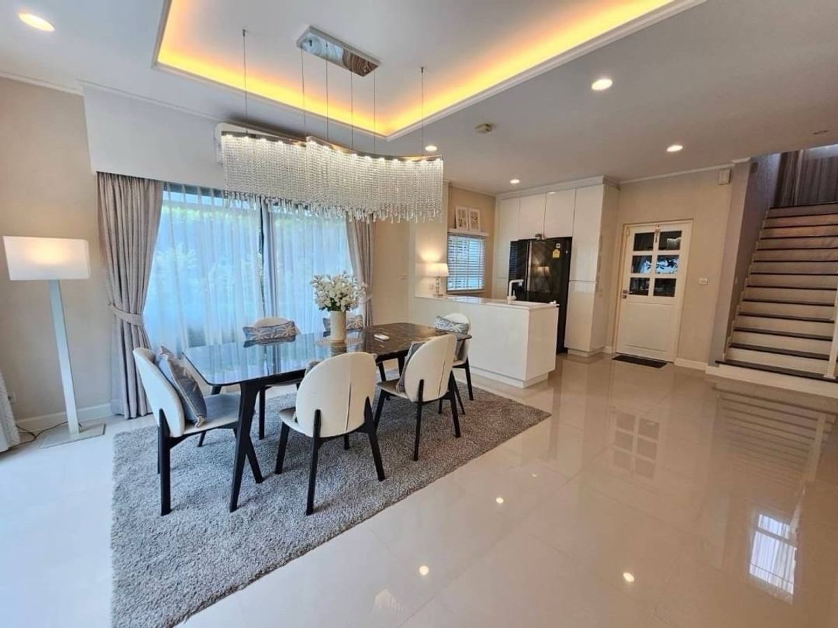 For RentHousePattanakan, Srinakarin : 📢 Luxury Detached Home.Fully furnished, move-in ready, located near top international schools. Convenient access via multiple main roads and expressways.