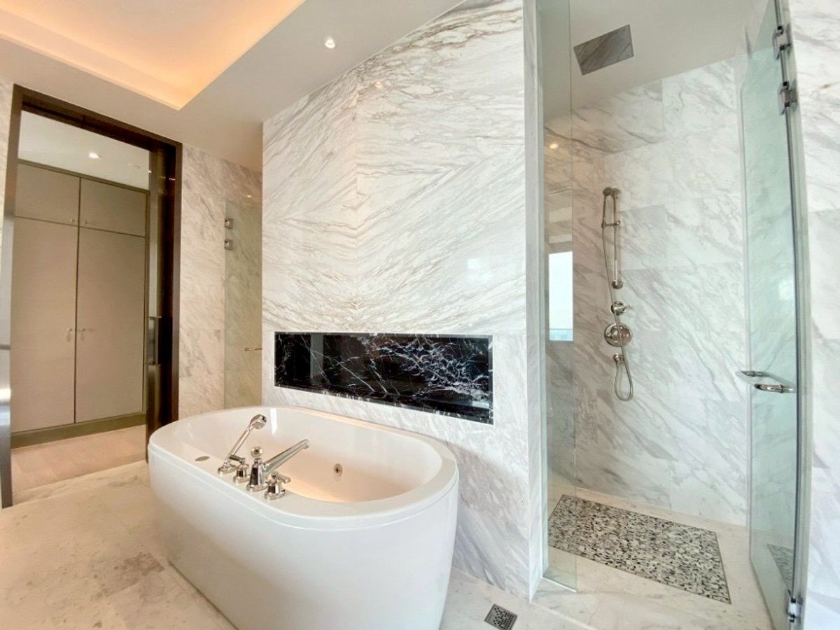 For RentCondoWongwianyai, Charoennakor : ( UL2510074 ) Tel/Line 096-2479369✨FOR RENT The Residences at Mandarin Oriental Bangkok, 3 bedrooms, Size 222 Sq.M. ,RARE ITEM, BEST Price!!!