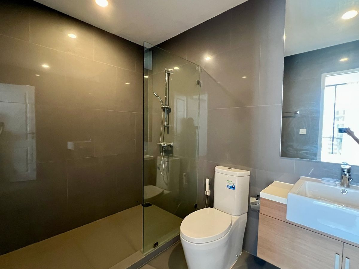 ให้เช่าคอนโดสาทร นราธิวาส : ( UL2410031 ) Tel/Line 096-2473969, ให้เช่า โนเบิล รีโว สีลม 1 ห้องนอน 1 ห้องน้ำ ขนาด 51 ตร.ม. ทิศตะวันออก ห้องสวย พร้อมเข้าอยู่