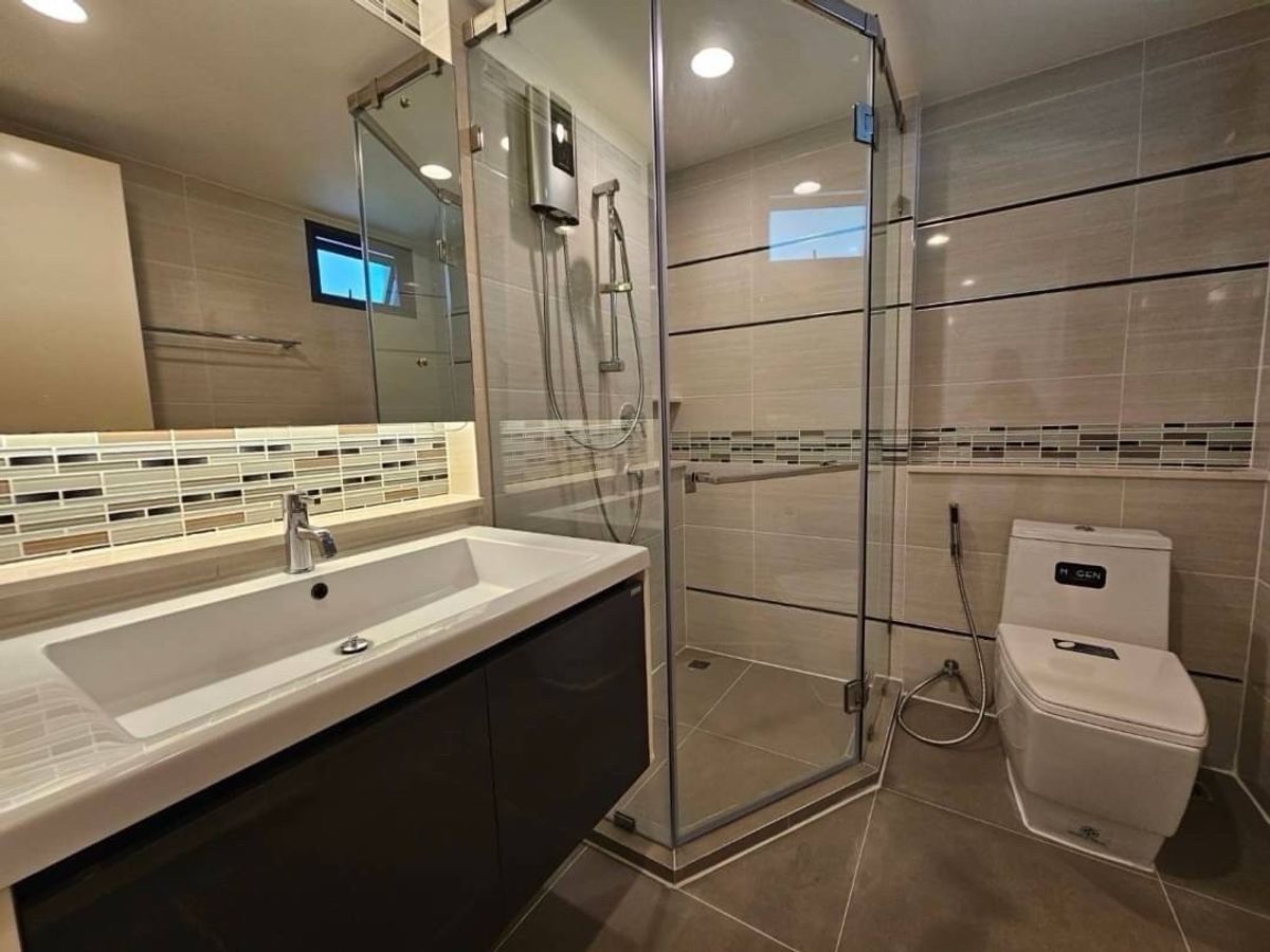 For RentHousePattanakan, Srinakarin : 📢 Luxury Detached Home.Fully furnished, move-in ready, located near top international schools. Convenient access via multiple main roads and expressways.