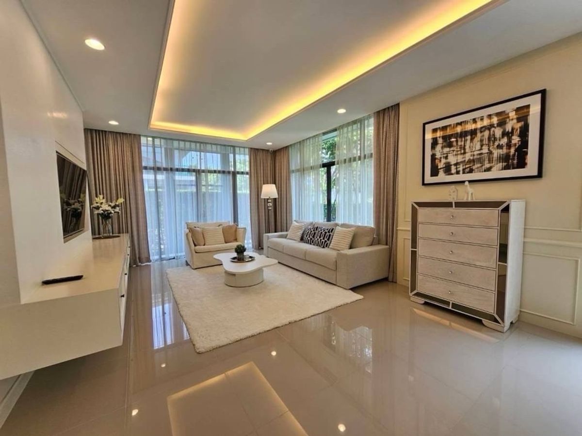 For RentHousePattanakan, Srinakarin : 📢 Luxury Detached Home.Fully furnished, move-in ready, located near top international schools. Convenient access via multiple main roads and expressways.