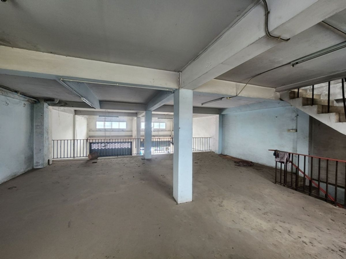 For RentShop HousePhutthamonthon, Salaya : Commercial building for rent, corner unit, 4 floors, size 45 sq m, 2 rooms, next to the main road, Borommaratchachonnani, opposite Lotus Salaya, good location, close to community areas. Suitable for doing business