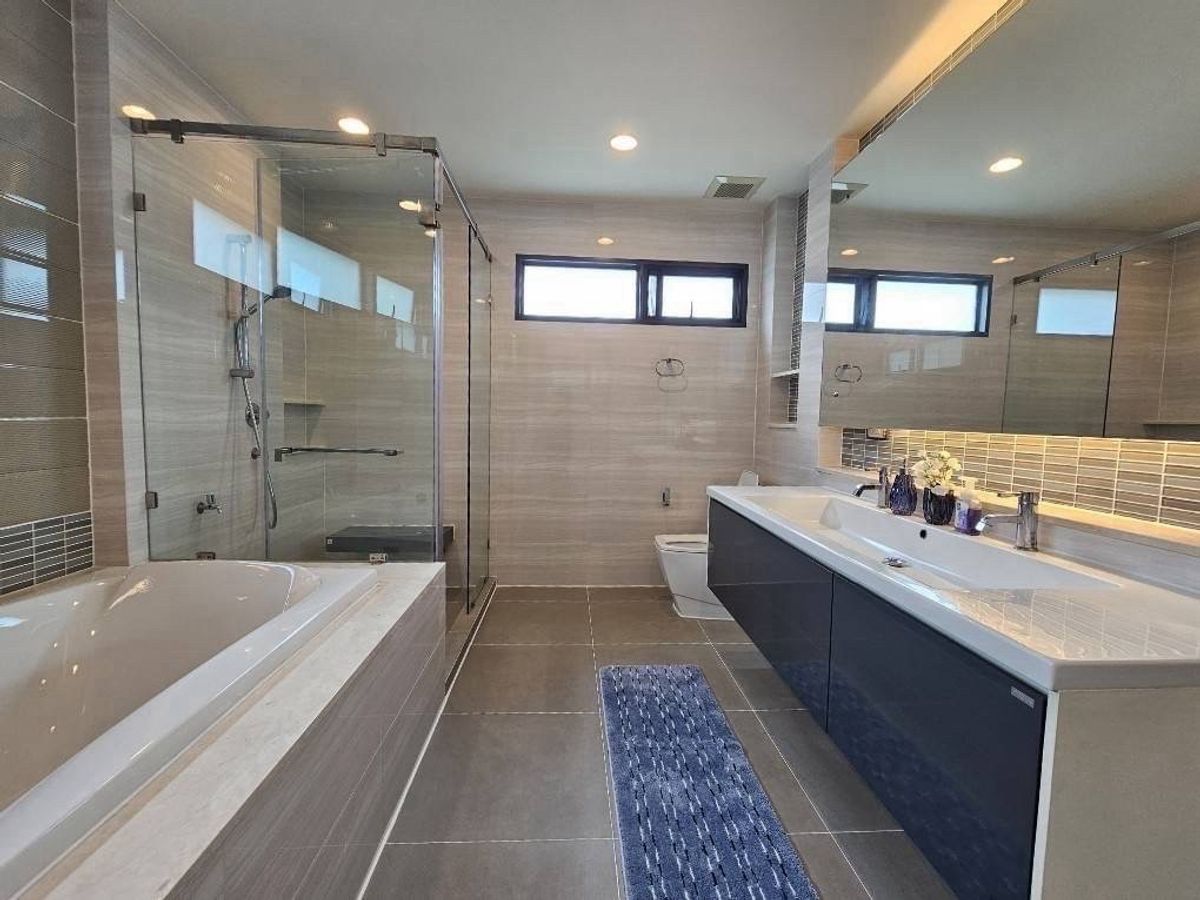 For RentHousePattanakan, Srinakarin : 📢 Luxury Detached Home.Fully furnished, move-in ready, located near top international schools. Convenient access via multiple main roads and expressways.