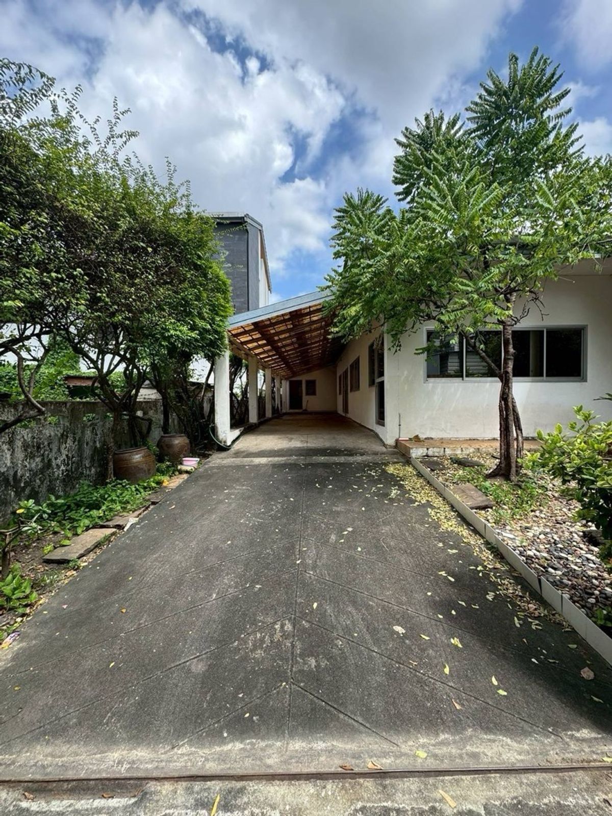 For RentRetail SpaceOnnut, Udomsuk : For sale/rent single house 93 square, Soi Pridi Banomyong, Watthana District, Bangkok.