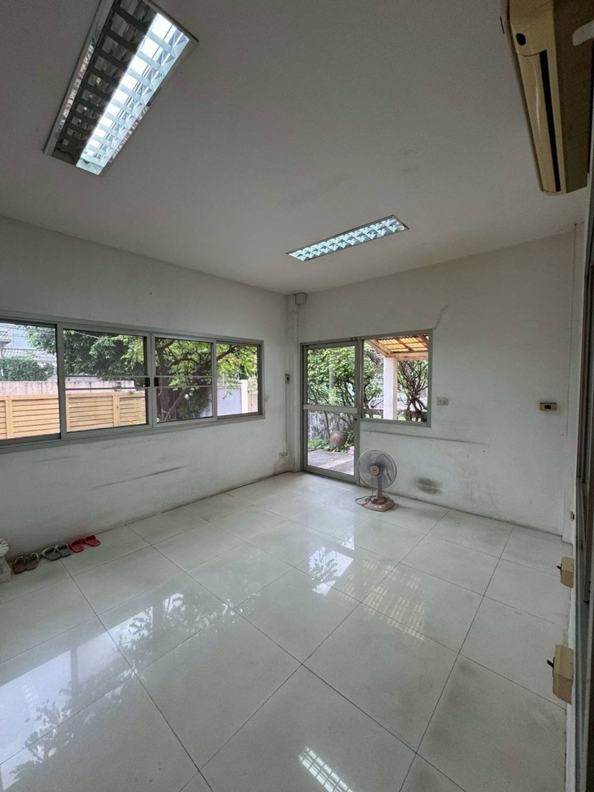 For RentRetail SpaceOnnut, Udomsuk : For sale/rent single house 93 square, Soi Pridi Banomyong, Watthana District, Bangkok.