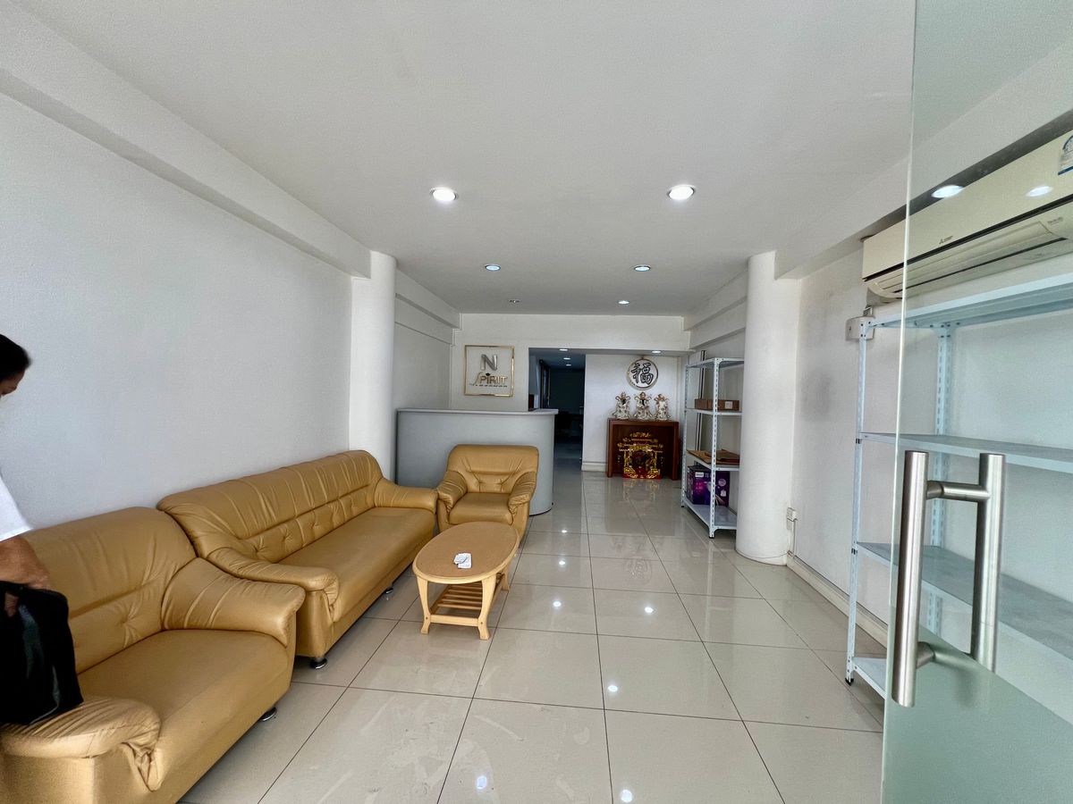 For SaleHome OfficeKaset Nawamin,Ladplakao : For Sale: 5-Storey Corner Commercial Building in Sena District | Fully Renovated, Prime Location, Ready for Business or Investment | High Rental Yield 6%++