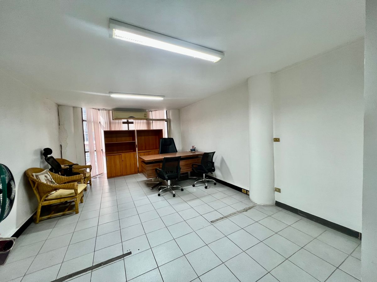 For SaleHome OfficeKaset Nawamin,Ladplakao : For Sale: 5-Storey Corner Commercial Building in Sena District | Fully Renovated, Prime Location, Ready for Business or Investment | High Rental Yield 6%++