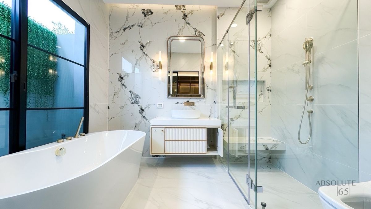 For RentHousePattanakan, Srinakarin : 📢 Luxury Detached Home.Fully furnished, move-in ready, located near top international schools. Convenient access via multiple main roads and expressways.