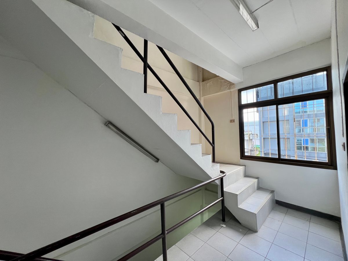 For SaleHome OfficeKaset Nawamin,Ladplakao : For Sale: 5-Storey Corner Commercial Building in Sena District | Fully Renovated, Prime Location, Ready for Business or Investment | High Rental Yield 6%++