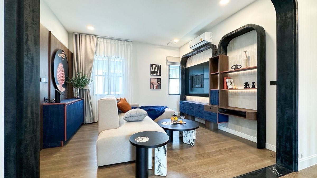 For RentHousePattanakan, Srinakarin : 📢 Luxury Detached Home.Fully furnished, move-in ready, located near top international schools. Convenient access via multiple main roads and expressways.