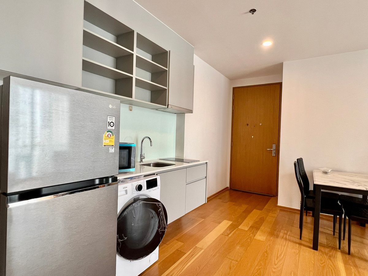 ให้เช่าคอนโดสาทร นราธิวาส : ( UL2410031 ) Tel/Line 096-2473969, ให้เช่า โนเบิล รีโว สีลม 1 ห้องนอน 1 ห้องน้ำ ขนาด 51 ตร.ม. ทิศตะวันออก ห้องสวย พร้อมเข้าอยู่