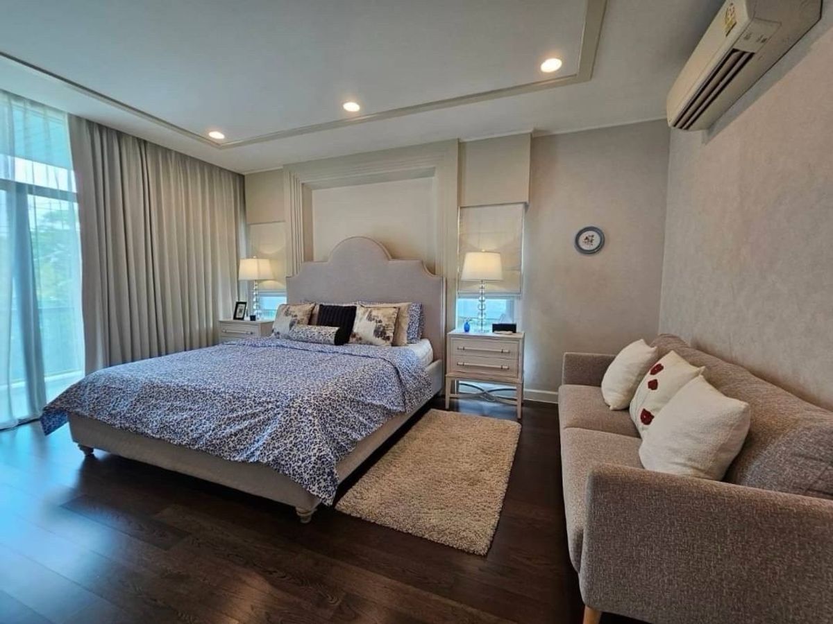 For RentHousePattanakan, Srinakarin : 📢 Luxury Detached Home.Fully furnished, move-in ready, located near top international schools. Convenient access via multiple main roads and expressways.