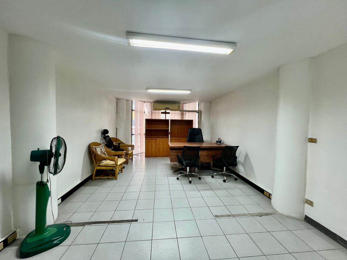 For SaleHome OfficeKaset Nawamin,Ladplakao : For Sale: 5-Storey Corner Commercial Building in Sena District | Fully Renovated, Prime Location, Ready for Business or Investment | High Rental Yield 6%++