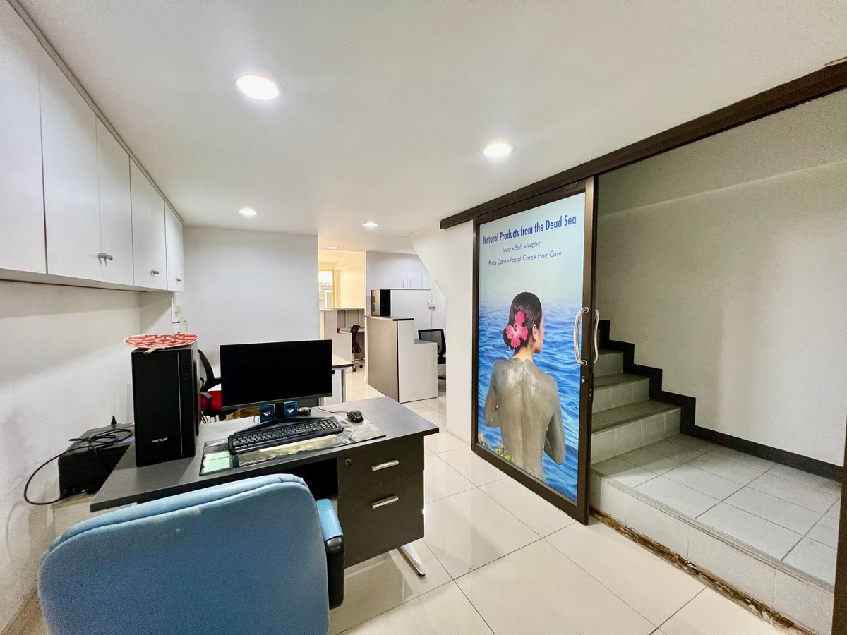 For SaleHome OfficeKaset Nawamin,Ladplakao : For Sale: 5-Storey Corner Commercial Building in Sena District | Fully Renovated, Prime Location, Ready for Business or Investment | High Rental Yield 6%++