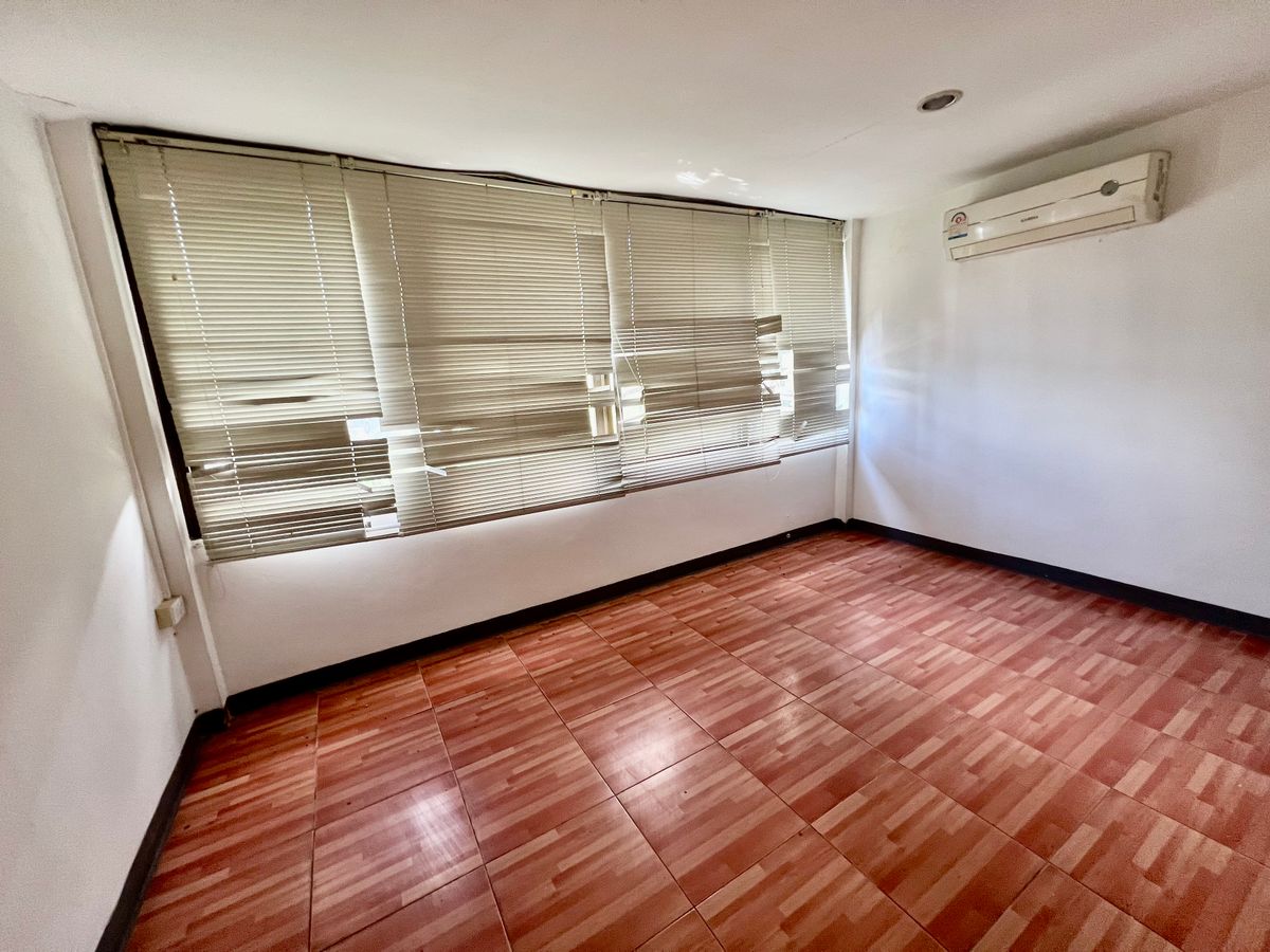 For SaleHome OfficeKaset Nawamin,Ladplakao : For Sale: 5-Storey Corner Commercial Building in Sena District | Fully Renovated, Prime Location, Ready for Business or Investment | High Rental Yield 6%++