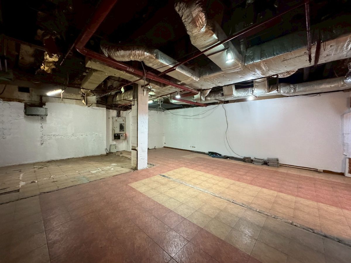 ให้เช่าร้านค้า/ตลาดนัดสีลม ศาลาแดง บางรัก : ร้านค้าให้เช่า สีลม ติด BTS & MRT ** NO CO-AGENT **