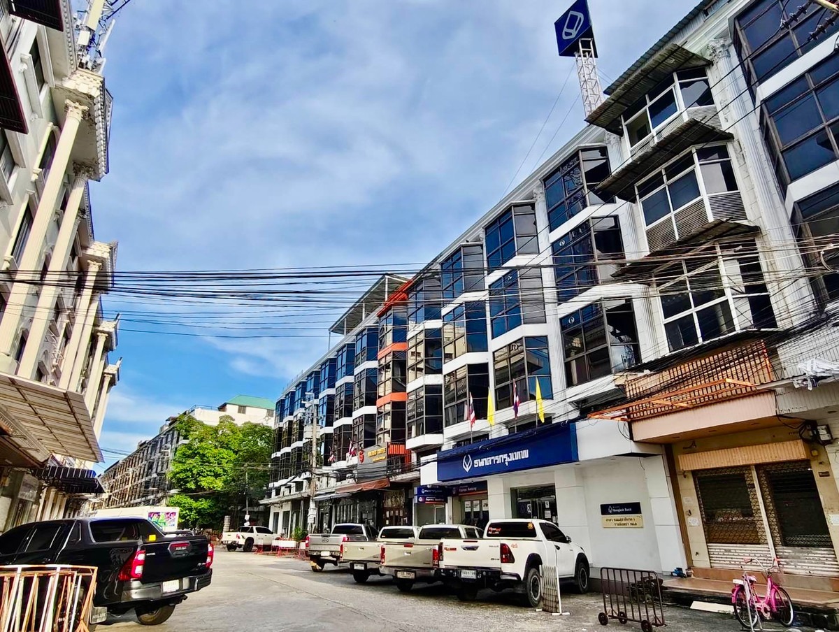 For SaleHome OfficeKaset Nawamin,Ladplakao : For Sale: 5-Storey Corner Commercial Building in Sena District | Fully Renovated, Prime Location, Ready for Business or Investment | High Rental Yield 6%++