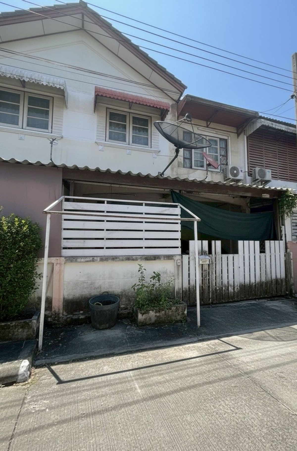 For SaleTownhomeMin Buri, Romklao : Urgent sale!!! Good opportunity in the future, prices are rising, 4 lane road under construction, townhome, Kittichai Villa Village 10, Nong Chok, Mitmaitri Road, convenient travel. There are many routes to enter and exit. Both Mitmaitri Road Pracha Ruam 