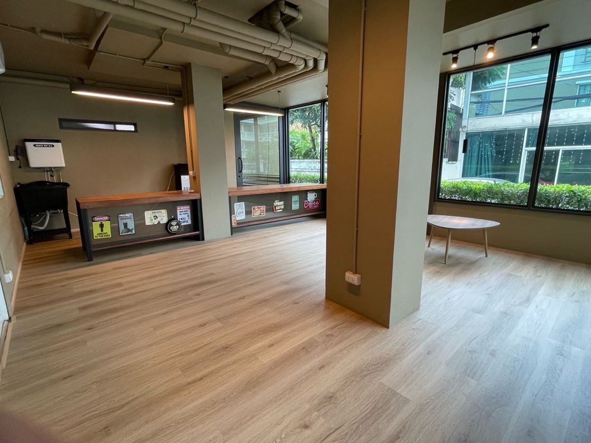 For RentShop HouseLadprao, Central Ladprao : 📢👇Start your business here! Commercial space with FREE internet, suitable for café, coffee shop, or cold kitchen.
Easily accessible via multiple routes, close to BTS and MRT.
