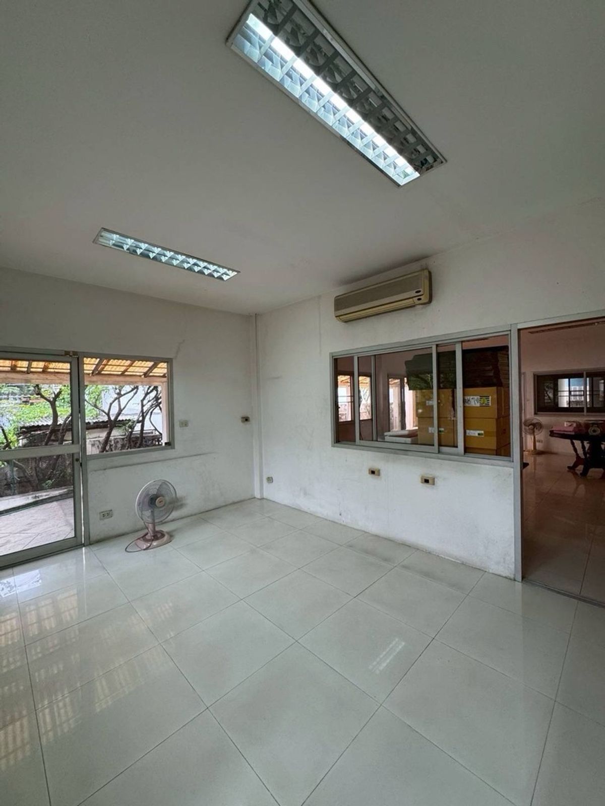 For RentRetail SpaceOnnut, Udomsuk : For sale/rent single house 93 square, Soi Pridi Banomyong, Watthana District, Bangkok.