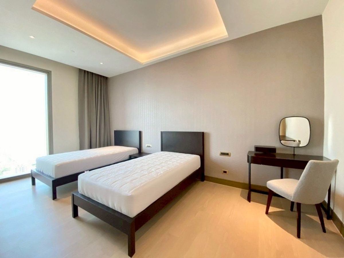 For RentCondoWongwianyai, Charoennakor : ( UL2510074 ) Tel/Line 096-2479369✨FOR RENT The Residences at Mandarin Oriental Bangkok, 3 bedrooms, Size 222 Sq.M. ,RARE ITEM, BEST Price!!!