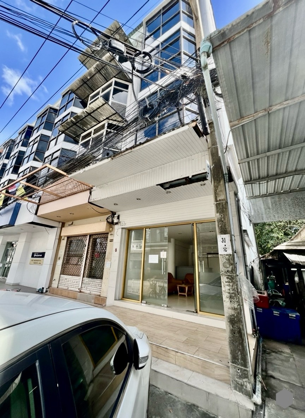 For SaleHome OfficeKaset Nawamin,Ladplakao : For Sale: 5-Storey Corner Commercial Building in Sena District | Fully Renovated, Prime Location, Ready for Business or Investment | High Rental Yield 6%++