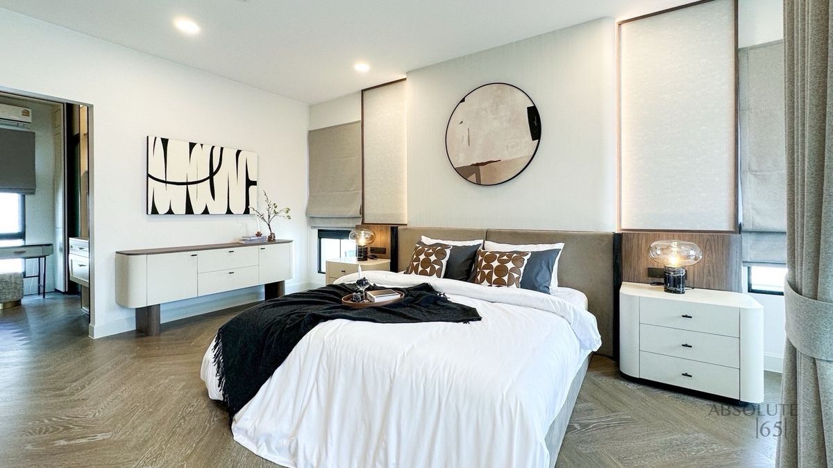 For RentHousePattanakan, Srinakarin : 📢 Luxury Detached Home.Fully furnished, move-in ready, located near top international schools. Convenient access via multiple main roads and expressways.