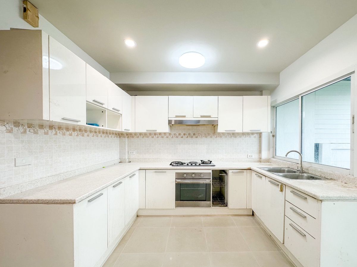 For SaleTownhomePattanakan, Srinakarin : K-6583 HOT DEAL 🔥 Beautiful house, newly decorated, good location, near Suan Luang Rama 9, de Siam, Suan Luang Rama 9, ready to move in.