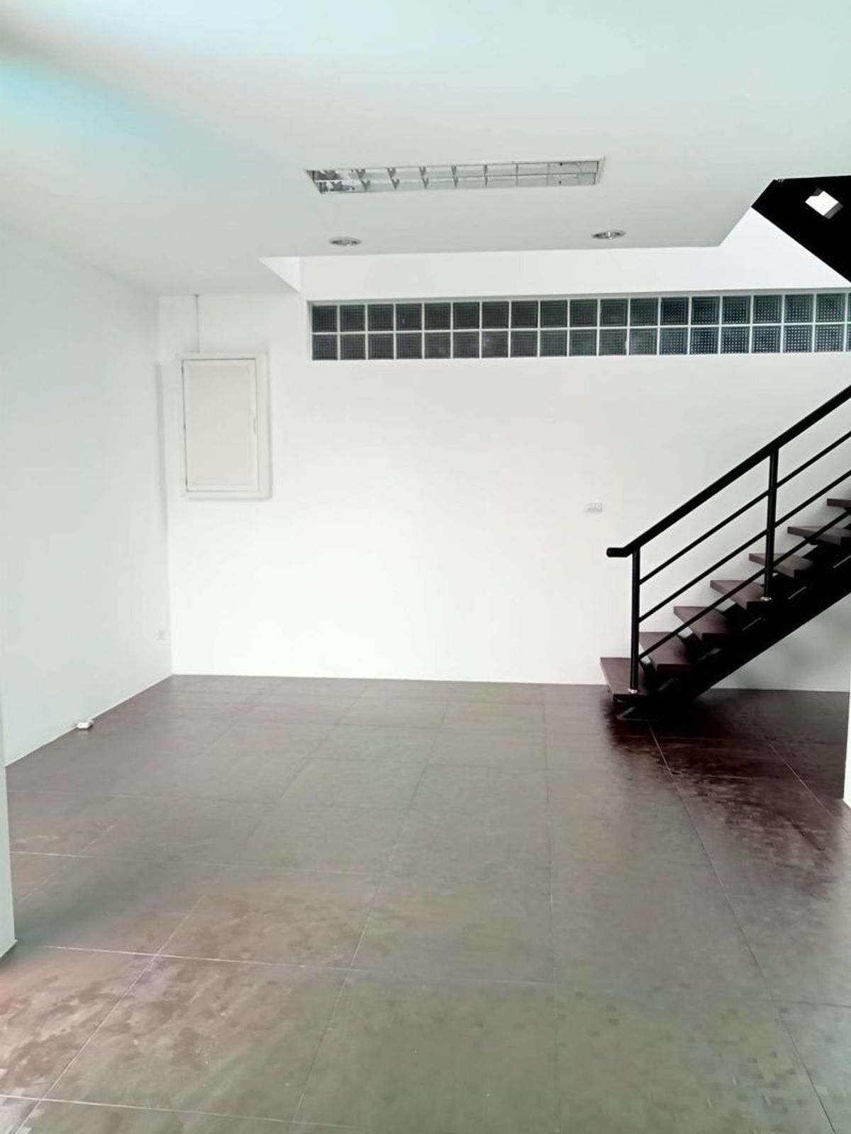 For SaleHome OfficePattanakan, Srinakarin : 🔥Home Office Krungthep Kreetha 25 Cheap price, corner plot, next to the road, 4 lanes, opposite Wellington International School.