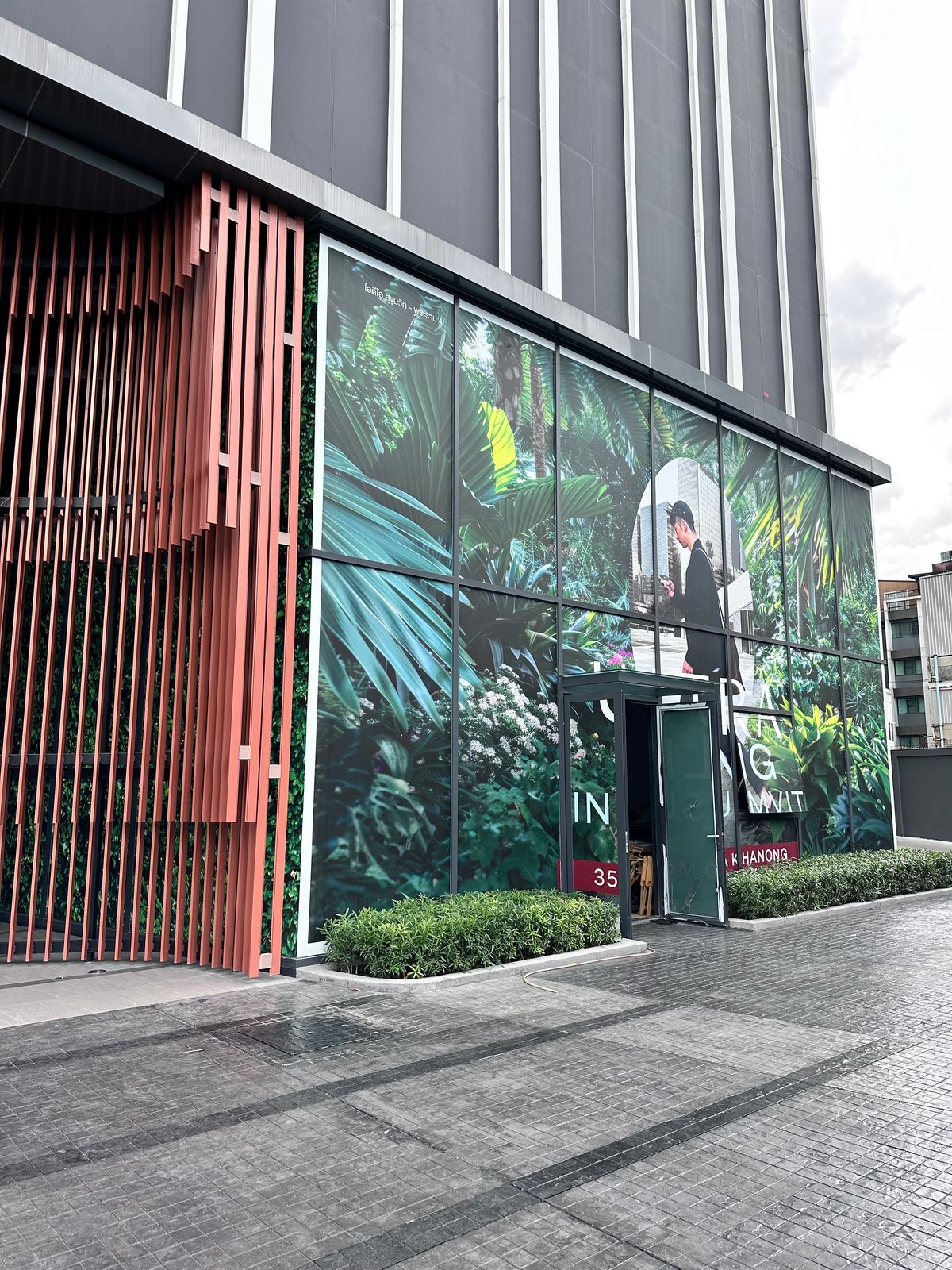 ขายร้านค้า/ตลาดนัดอ่อนนุช อุดมสุข : ขาย Shop Commercial Unit หน้าคอนโด IDEO Sukhumvit Rama 4 | 252.28 ตร.ม | 2 ชั้น | 082-4499822 แพรวา