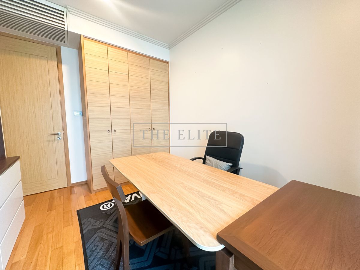 CondoSathorn, Narathiwat : ✨ Luxury Living in the Heart of Sathorn The Empire Place, beautiful room, good condition. Ready to move in immediately 💖