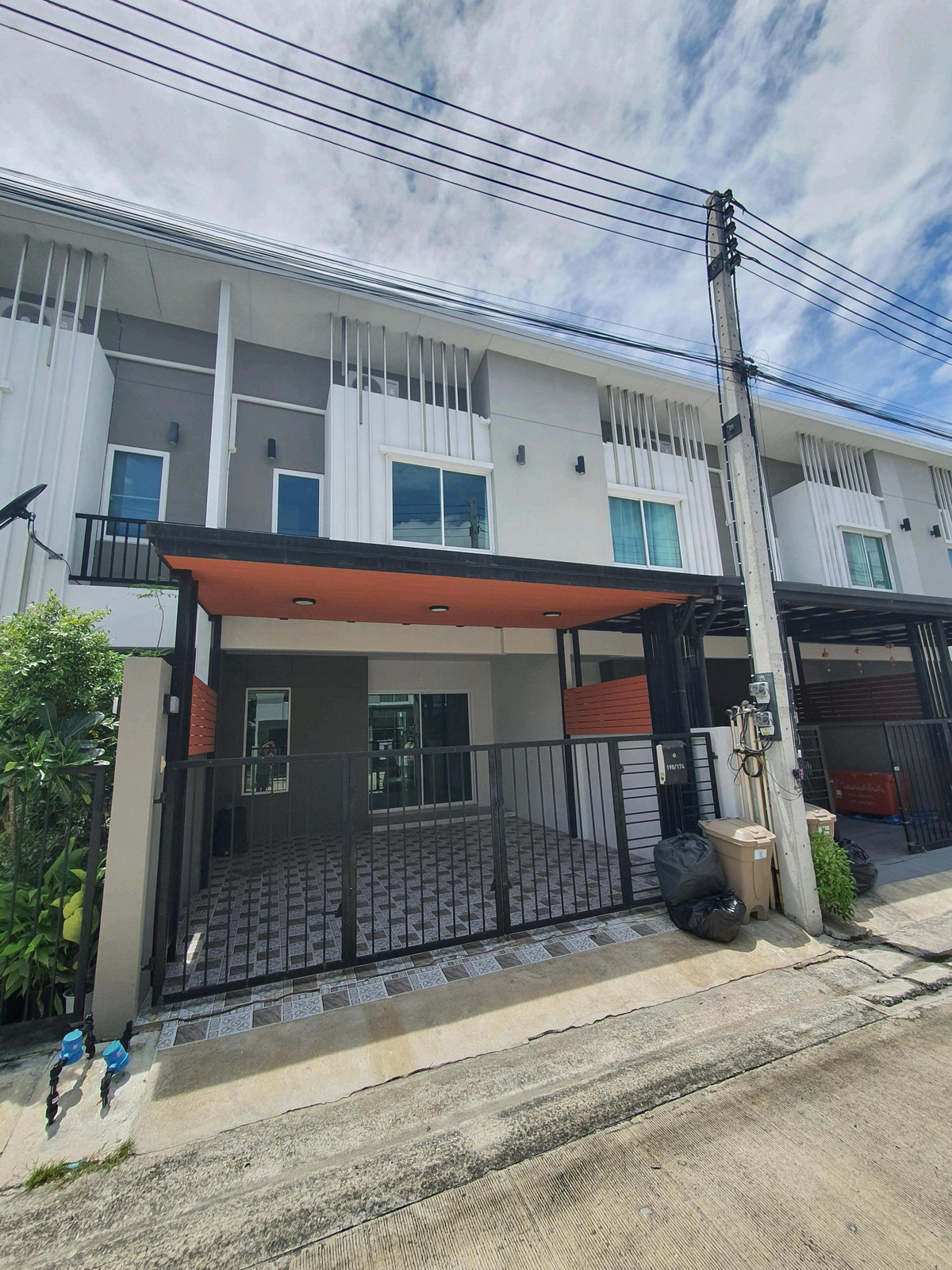 For RentTownhomePhutthamonthon, Salaya : Townhome for rent, good location, travel only 10 minutes to Mahidol University, Salaya, 3 air conditioners.