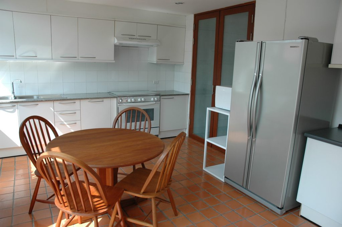 ให้เช่าสีลม ศาลาแดง บางรัก : Pet-friendly Apartment : Saint Louisfor Rent 3 Bed 3 Baht , Size : 270 sqm, 75000 THB per month