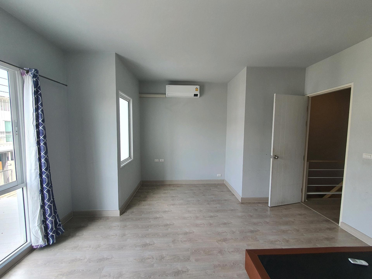 For RentTownhomePhutthamonthon, Salaya : Townhome for rent, good location, travel only 10 minutes to Mahidol University, Salaya, 3 air conditioners.