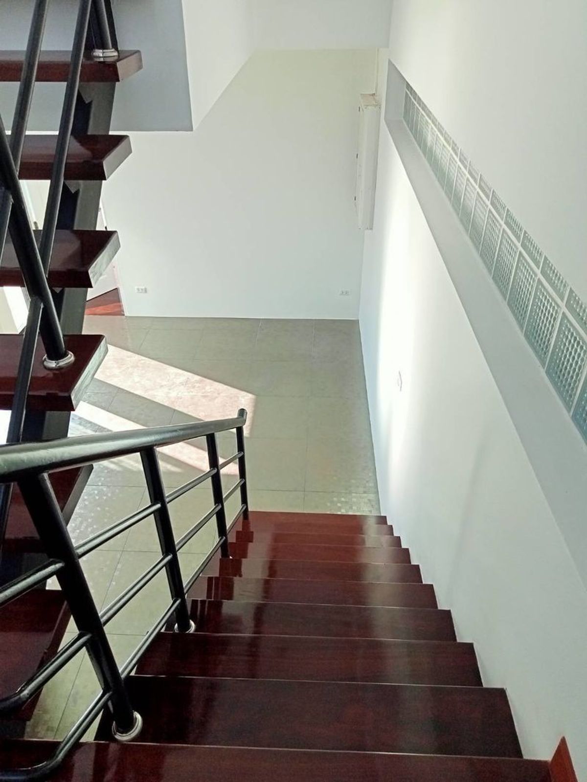 For SaleHome OfficePattanakan, Srinakarin : 🔥Home Office Krungthep Kreetha 25 Cheap price, corner plot, next to the road, 4 lanes, opposite Wellington International School.