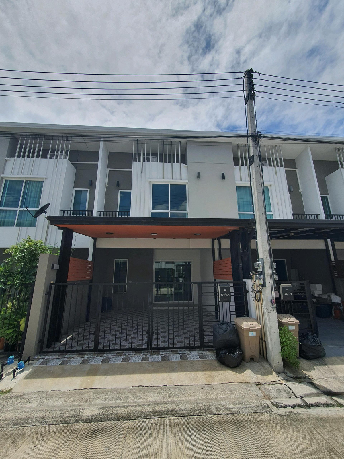 For RentTownhomePhutthamonthon, Salaya : Townhome for rent, good location, travel only 10 minutes to Mahidol University, Salaya, 3 air conditioners.