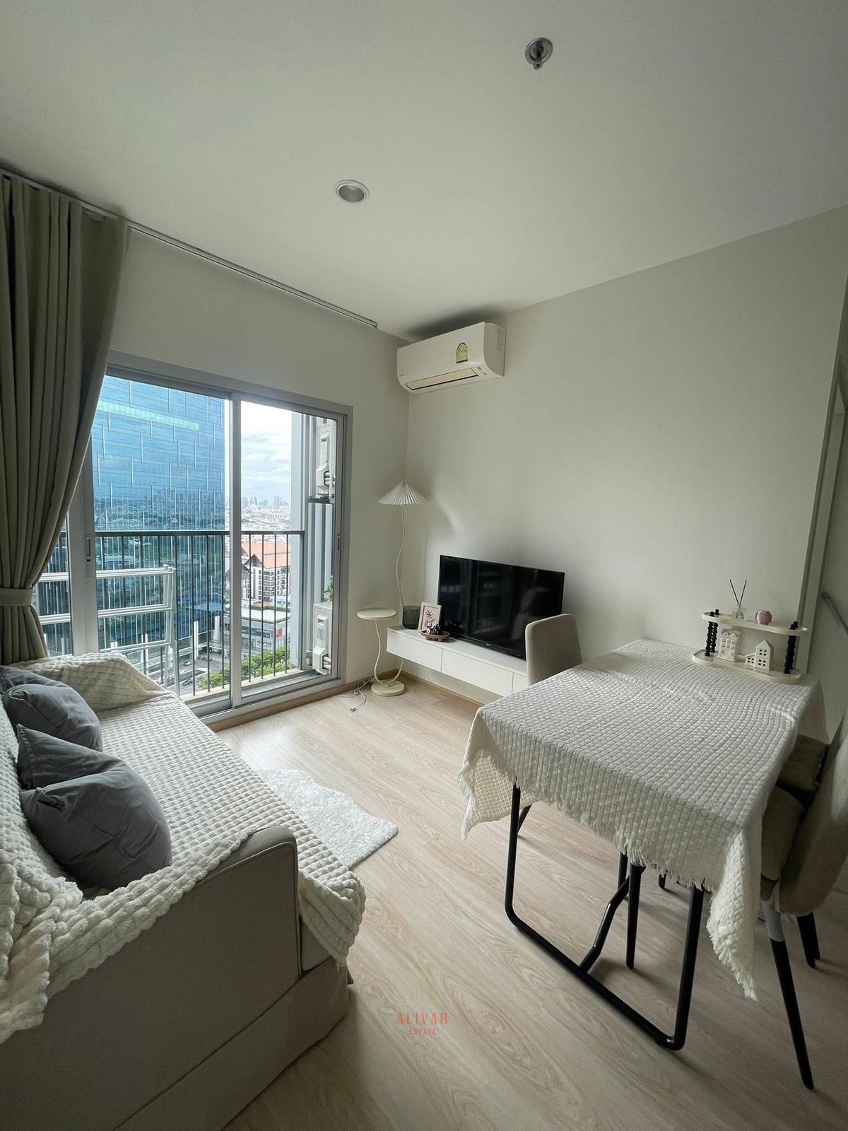 ให้เช่าคอนโดรัชดา ห้วยขวาง : RC105125 Condo 2 beds for rent at THE NOBLE REVOLVE RATCHADA 2 ใกล้ MRT ศูนย์วัฒนธรรม