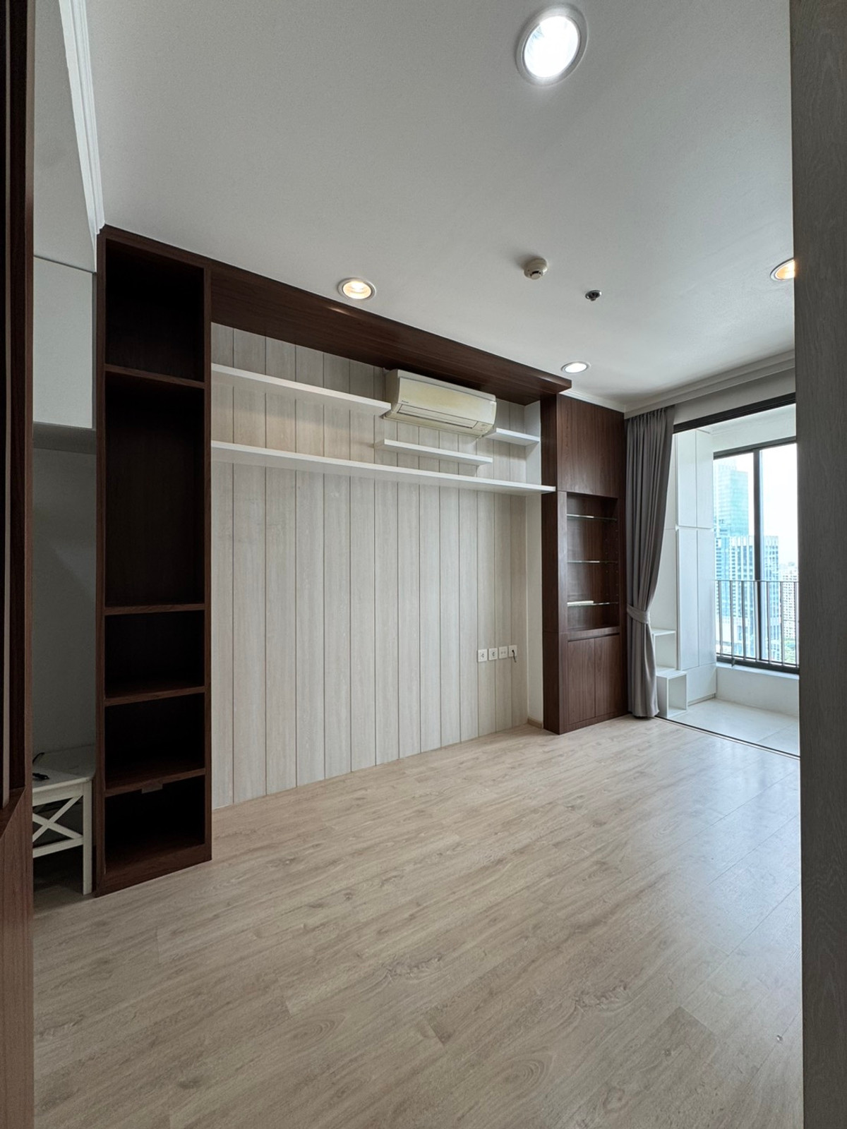 For SaleCondoRatchathewi,Phayathai : ***Owner sells himself*** Urgent sale Ideo Q Ratchathewi (Ideo Q Ratchathewi) 34 sqm., near BTS, 29th floor, beautiful built-ins.