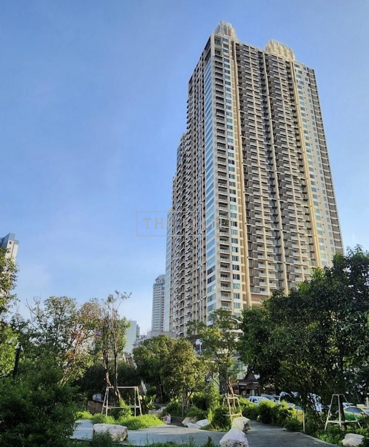 ให้เช่าคอนโดสาทร นราธิวาส : ✨ Rare Unit Alert! ห้องใหญ่ วิวโล่งสุดใจ ชั้นสูง วิว CBD สาทรเต็มตา ราคาดีสุดในโซนนี้ 💯