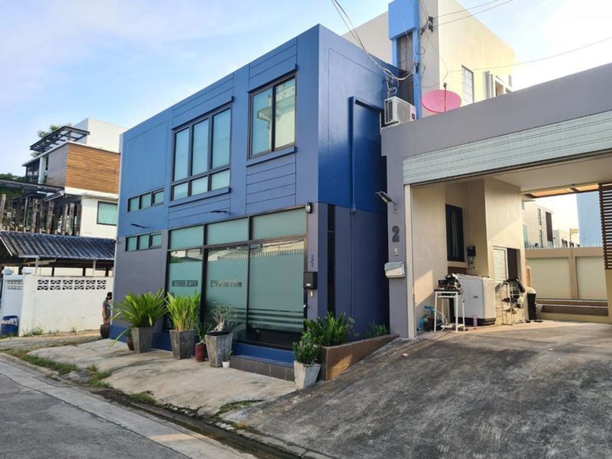 For SaleHome OfficePattanakan, Srinakarin : 🔥Home Office Krungthep Kreetha 25 Cheap price, corner plot, next to the road, 4 lanes, opposite Wellington International School.
