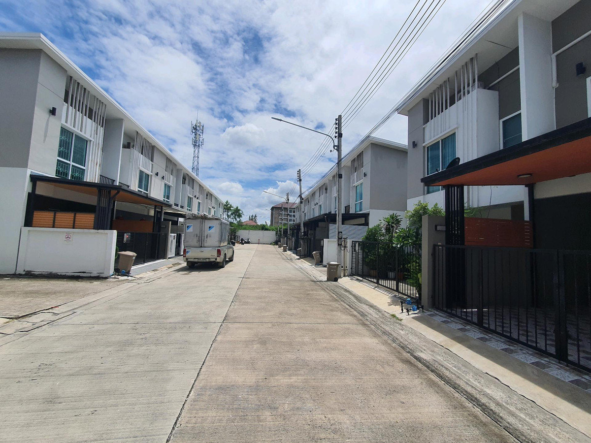 For RentTownhomePhutthamonthon, Salaya : Townhome for rent, good location, travel only 10 minutes to Mahidol University, Salaya, 3 air conditioners.