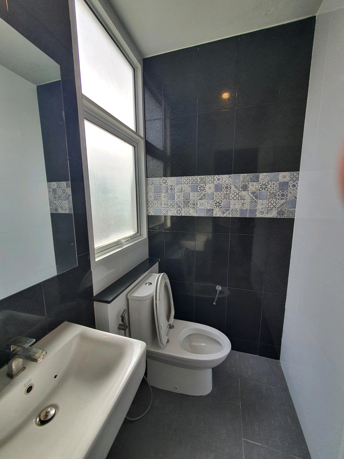 For RentTownhomePhutthamonthon, Salaya : Townhome for rent, good location, travel only 10 minutes to Mahidol University, Salaya, 3 air conditioners.