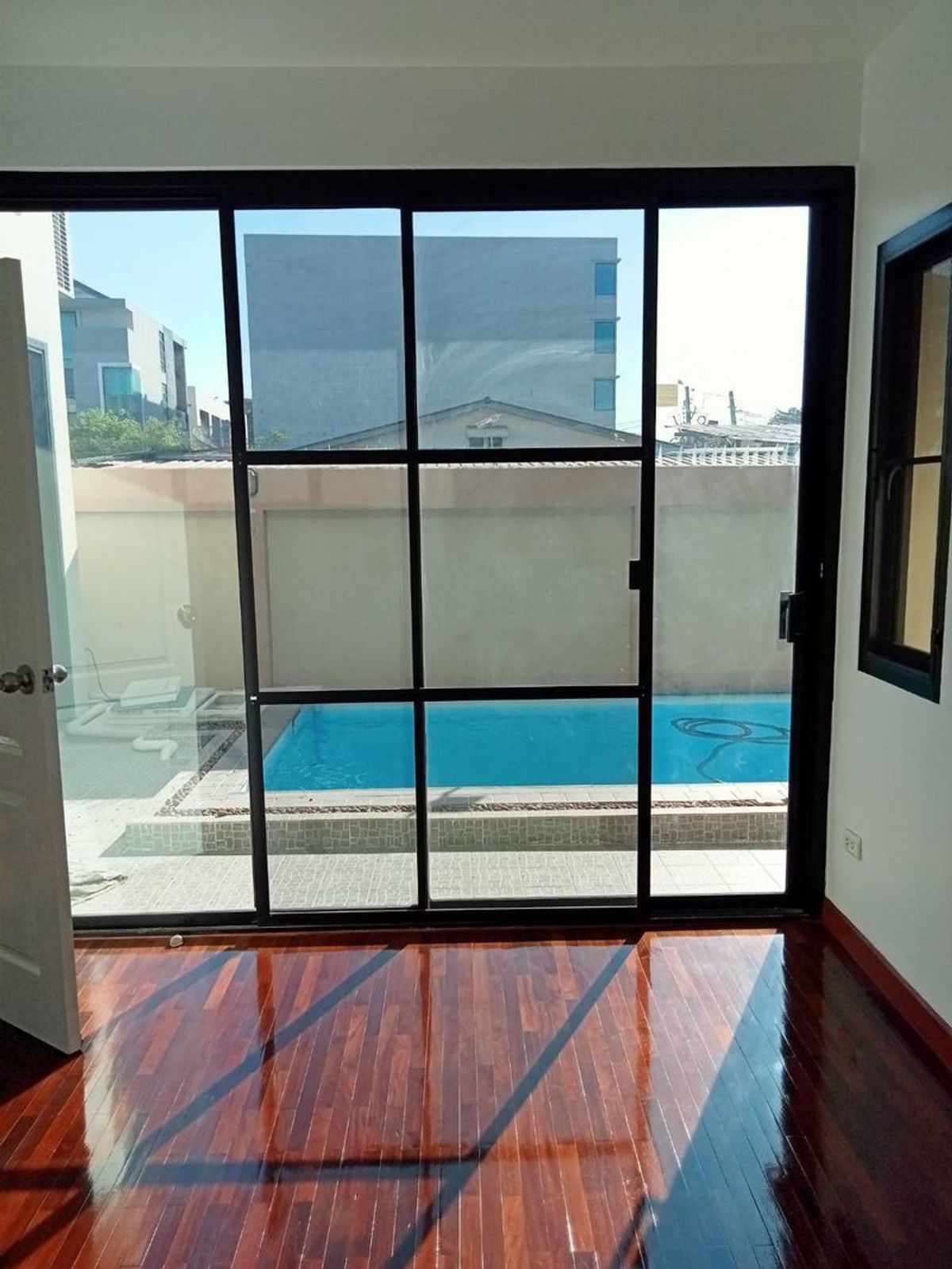 For SaleHome OfficePattanakan, Srinakarin : 🔥Home Office Krungthep Kreetha 25 Cheap price, corner plot, next to the road, 4 lanes, opposite Wellington International School.