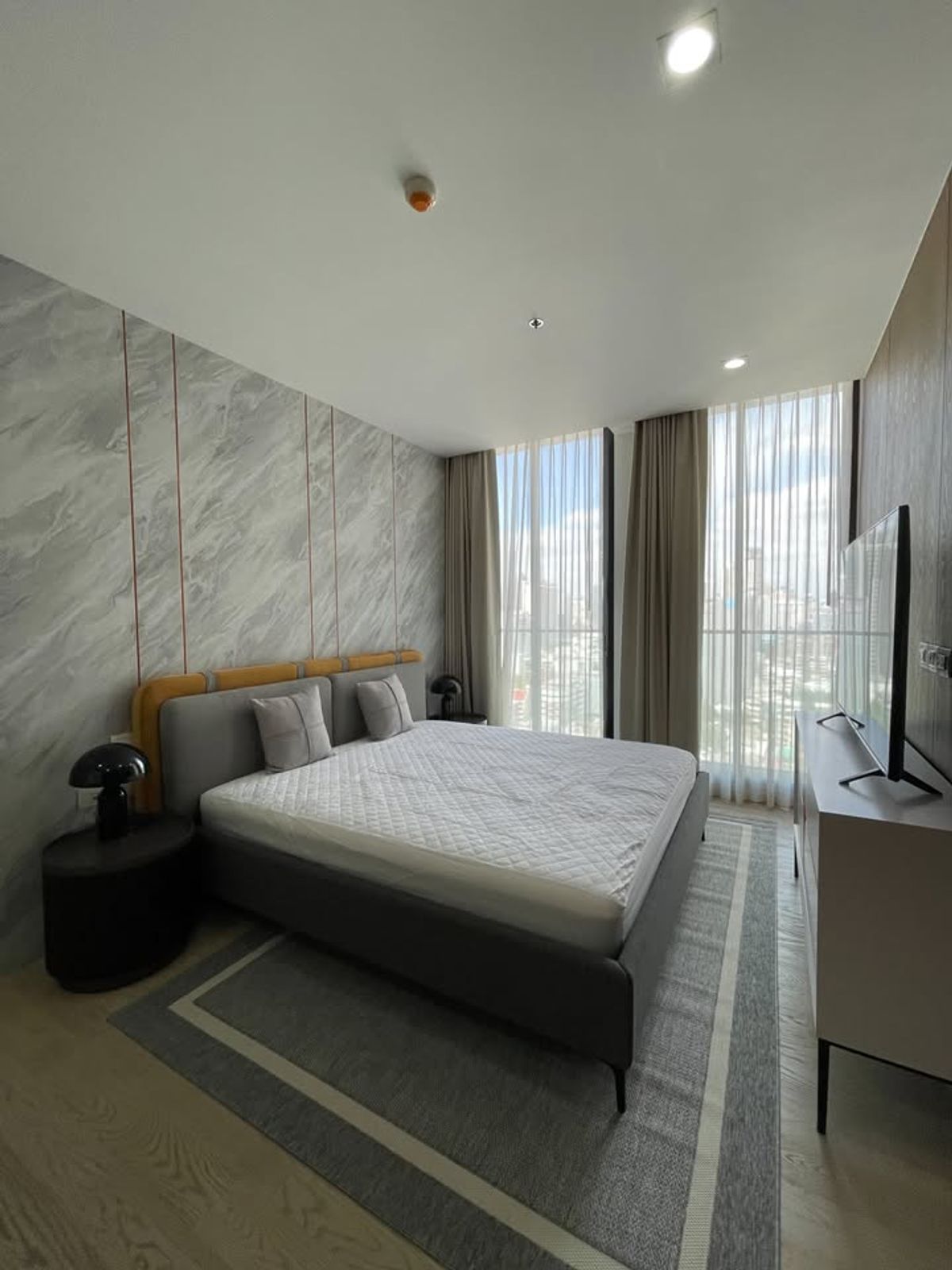 ให้เช่าคอนโดวิทยุ ชิดลม หลังสวน : Noble เพลินจิต ห้องใหญ่ ให้เช่า // 2 bed 2 bath 117 ตรม // Contact 094 456 1454