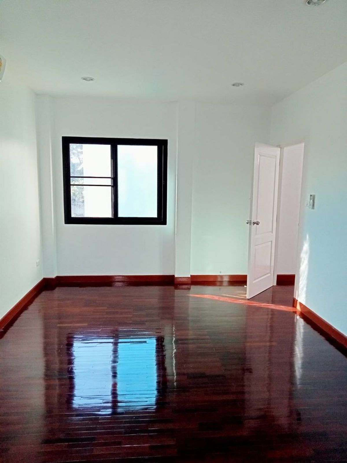 For SaleHome OfficePattanakan, Srinakarin : 🔥Home Office Krungthep Kreetha 25 Cheap price, corner plot, next to the road, 4 lanes, opposite Wellington International School.