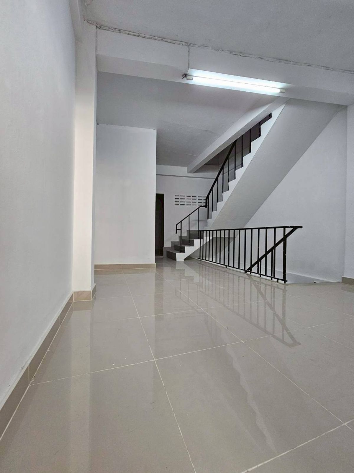 อาคารพาณิชย์พระราม 3 สาธุประดิษฐ์ : ขาย/ให้เช่าอาคารพาณิชย์ 5 ชั้น สาทร รีโนเวทใหม่ ทำเลดีใกล้แหล่งธุรกิจ (N.1907)