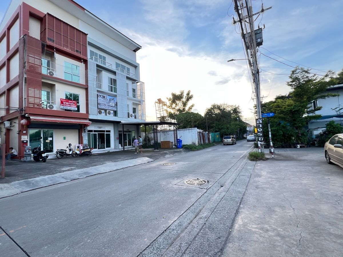 ขายอาคารพาณิชย์บางนา แบริ่ง ลาซาล : ขายถูกอาคารพาณิชย์ 2 คูหา 4 ชั้น 70 ตารางวา ใกล้ BTS แบริ่ง ทำเลดี เดินทางสะดวกหลายเส้นทาง